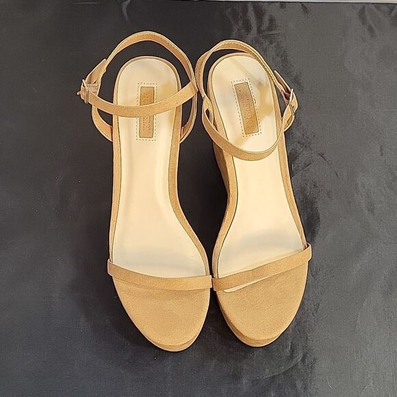 FOREVER 21 SUEDE WEDGE ROUND OPEN TOE ANKLE & ADJUSTABLE BUCKLE STRAP SANDAL - Picture 4 of 15